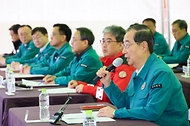 한덕수 대통령 권한대행 국무총리가 28일 경북 안동 산불현장통합지휘본부를 방문, 산불 피해 수습 및 지원대책에 대한 현장을 점검하고 있다.