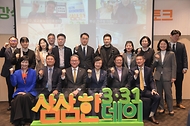 오유경 식약처 처장이 31일 서울 서대문구 연세대학교 학생식당에서 '삼삼한 데이'를 맞아 학생들에게 저염식 식단을 배식하고 있다.