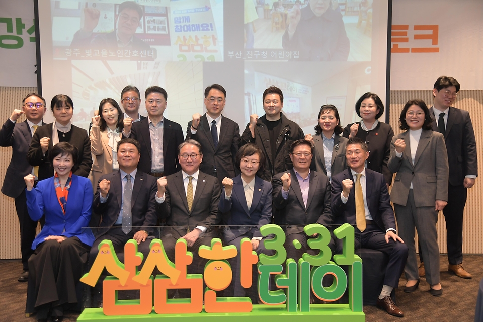 오유경 식약처 처장이 31일 서울 서대문구 연세대학교 학생식당에서 '삼삼한 데이'를 맞아 학생들에게 저염식 식단을 배식하고 있다.