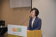오유경 식약처 처장이 31일 서울 서대문구 연세대학교 학생식당에서 '삼삼한 데이'를 맞아 학생들에게 저염식 식단을 배식하고 있다.