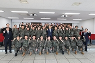 한덕수 대통령 권한대행 국무총리가 1일 경기도 파주 육군 1사단 도라 관측소(OP) 전망대를 방문, 전방을 살펴보고 군 장병들을 격려하고 있다.