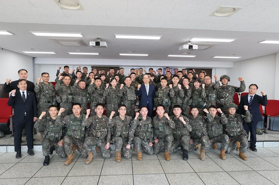 한덕수 대통령 권한대행 국무총리가 1일 경기도 파주 육군 1사단 도라 관측소(OP) 전망대를 방문, 전방을 살펴보고 군 장병들을 격려하고 있다.