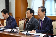 한덕수 대통령 권한대행 국무총리가 2일 세종대로 정부서울청사에서 열린 치안관계장관회의를 주재하고 있다.
