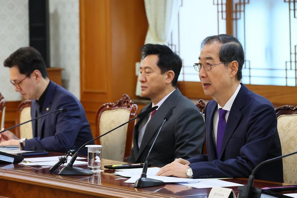 한덕수 대통령 권한대행 국무총리가 2일 세종대로 정부서울청사에서 열린 치안관계장관회의를 주재하고 있다.
