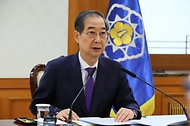 한덕수 대통령 권한대행 국무총리가 2일 세종대로 정부서울청사에서 열린 치안관계장관회의를 주재하고 있다.