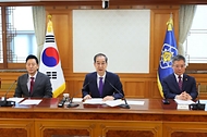 한덕수 대통령 권한대행 국무총리가 2일 세종대로 정부서울청사에서 열린 치안관계장관회의를 주재하고 있다.