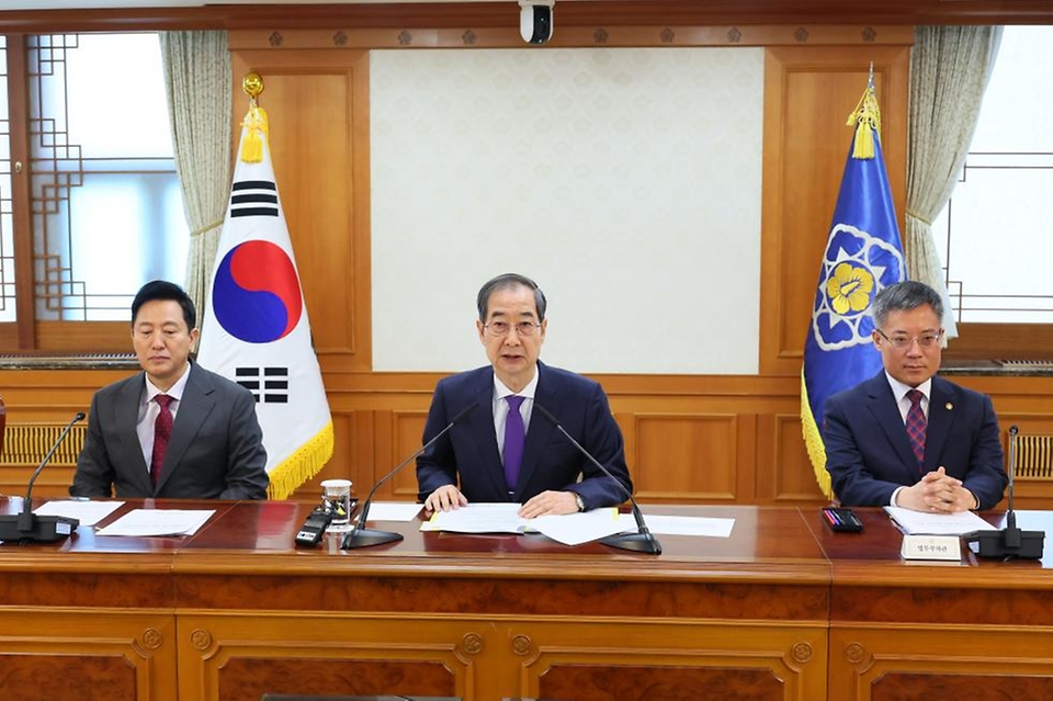 한덕수 대통령 권한대행 국무총리가 2일 세종대로 정부서울청사에서 열린 치안관계장관회의를 주재하고 있다.