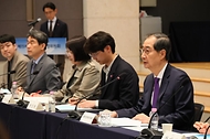 한덕수 대통령 권한대행 국무총리가 2일 마포 중소기업DMC타워에서 청년정책조정위원회를 주재하고 있다.