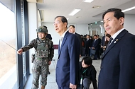 한덕수 대통령 권한대행 국무총리가 1일 경기도 파주 육군 1사단 도라 관측소(OP) 전망대를 방문, 전방을 살펴보고 군 장병들을 격려하고 있다.