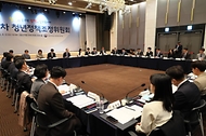 한덕수 대통령 권한대행 국무총리가 2일 마포 중소기업DMC타워에서 청년정책조정위원회를 주재하고 있다.