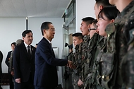 한덕수 대통령 권한대행 국무총리가 1일 경기도 파주 육군 1사단 도라 관측소(OP) 전망대를 방문, 전방을 살펴보고 군 장병들을 격려하고 있다.