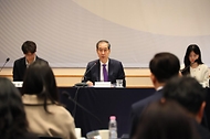 한덕수 대통령 권한대행 국무총리가 2일 마포 중소기업DMC타워에서 청년정책조정위원회를 주재하고 있다.