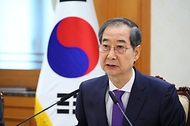 한덕수 대통령 권한대행 국무총리가 2일 세종대로 정부서울청사에서 열린 치안관계장관회의를 주재하고 있다.