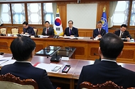 한덕수 대통령 권한대행 국무총리가 2일 세종대로 정부서울청사에서 열린 치안관계장관회의를 주재하고 있다.