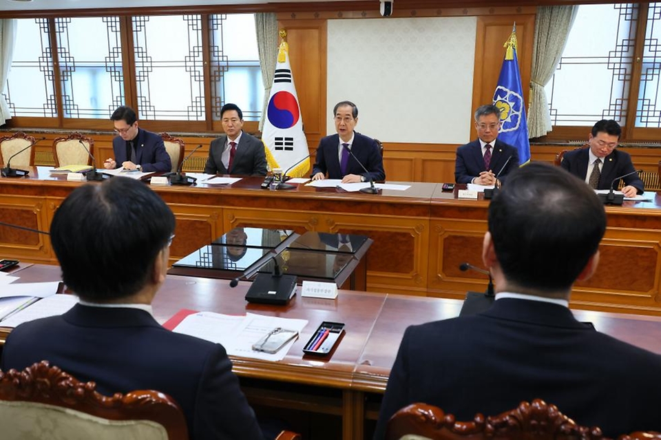 한덕수 대통령 권한대행 국무총리가 2일 세종대로 정부서울청사에서 열린 치안관계장관회의를 주재하고 있다.