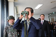 한덕수 대통령 권한대행 국무총리가 1일 경기도 파주 육군 1사단 도라 관측소(OP) 전망대를 방문, 전방을 살펴보고 군 장병들을 격려하고 있다.