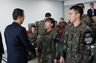 한덕수 대통령 권한대행 국무총리가 1일 경기도 파주 육군 1사단 도라 관측소(OP) 전망대를 방문, 전방을 살펴보고 군 장병들을 격려하고 있다.