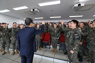 한덕수 대통령 권한대행 국무총리가 1일 경기도 파주 육군 1사단 도라 관측소(OP) 전망대를 방문, 전방을 살펴보고 군 장병들을 격려하고 있다.