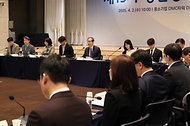 한덕수 대통령 권한대행 국무총리가 2일 마포 중소기업DMC타워에서 청년정책조정위원회를 주재하고 있다.