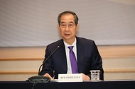 한덕수 대통령 권한대행 국무총리가 2일 마포 중소기업DMC타워에서 청년정책조정위원회를 주재하고 있다.