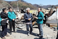 고기동 중앙재난안전대책본부장(행안부장관 직무대행)이 1일 오후 경북 영양군 산불 피해 마을 주택 현장을 살펴보고 있다.