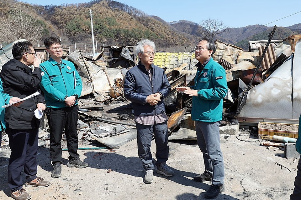 고기동 중앙재난안전대책본부장(행안부장관 직무대행)이 1일 오후 경북 영양군 산불 피해 마을 주택 현장을 살펴보고 있다.