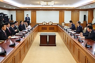 한덕수 대통령 권한대행 국무총리가 2일 세종대로 정부서울청사에서 열린 치안관계장관회의를 주재하고 있다.