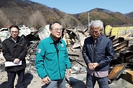 고기동 중앙재난안전대책본부장(행안부장관 직무대행)이 1일 오후 경북 영양군 산불 피해 마을 주택 현장을 살펴보고 있다.