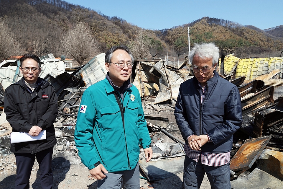 고기동 중앙재난안전대책본부장(행안부장관 직무대행)이 1일 오후 경북 영양군 산불 피해 마을 주택 현장을 살펴보고 있다.