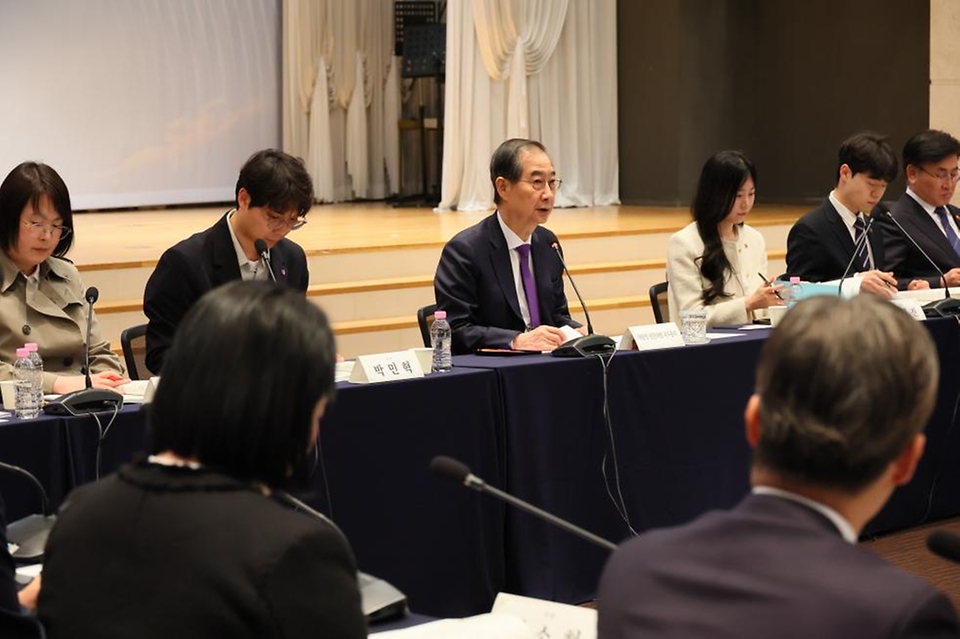 한덕수 대통령 권한대행 국무총리가 2일 마포 중소기업DMC타워에서 청년정책조정위원회를 주재하고 있다.