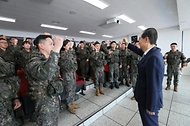 한덕수 대통령 권한대행 국무총리가 1일 경기도 파주 육군 1사단 도라 관측소(OP) 전망대를 방문, 전방을 살펴보고 군 장병들을 격려하고 있다.