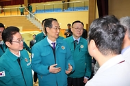 한덕수 대통령 권한대행 국무총리가 2일 경북 영덕군 국민체육센터에 마련된 산불 이재민 대피소를 방문, 의료지원 현장을 점검하고 주민들을 위로하고 있다.