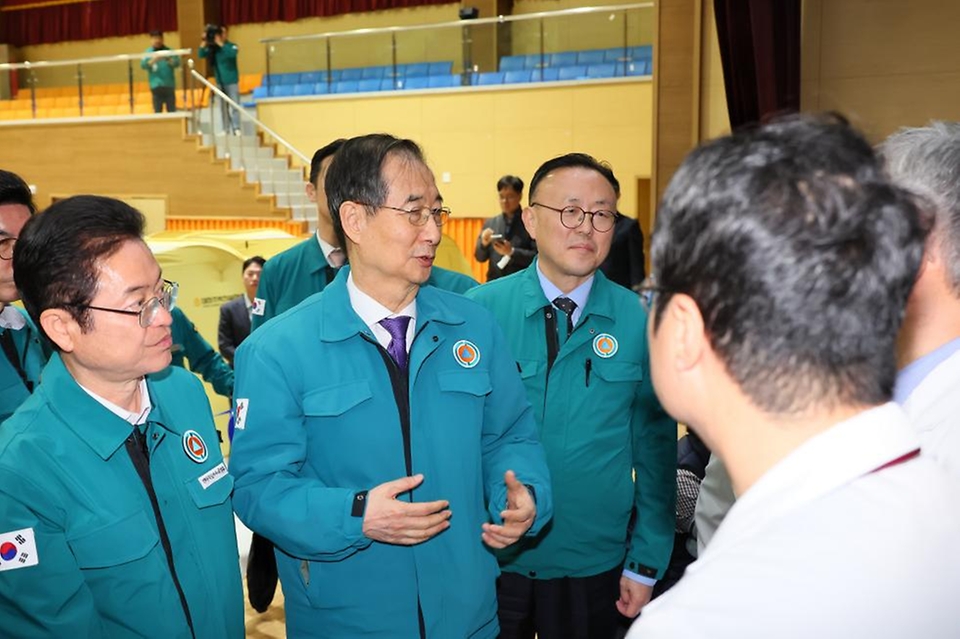 한덕수 대통령 권한대행 국무총리가 2일 경북 영덕군 국민체육센터에 마련된 산불 이재민 대피소를 방문, 의료지원 현장을 점검하고 주민들을 위로하고 있다.