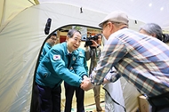 한덕수 대통령 권한대행 국무총리가 2일 경북 영덕군 국민체육센터에 마련된 산불 이재민 대피소를 방문, 의료지원 현장을 점검하고 주민들을 위로하고 있다.