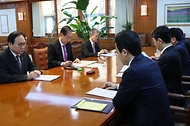 한덕수 대통령 권한대행 국무총리가 3일 세종대로 정부서울청사에서 상호관세 대응 긴급 경제안보전략TF회의를 주재하고 있다.