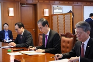 한덕수 대통령 권한대행 국무총리가 3일 세종대로 정부서울청사에서 상호관세 대응 긴급 경제안보전략TF회의를 주재하고 있다.