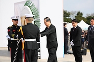 한덕수 대통령 권한대행 국무총리가 3일 제주 4·3 평화공원에서 열린 4·3 희생자 추념식에 참석, 분향 및 추념사를 하고 있다.