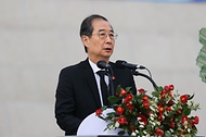 한덕수 대통령 권한대행 국무총리가 3일 제주 4·3 평화공원에서 열린 4·3 희생자 추념식에 참석, 분향 및 추념사를 하고 있다.