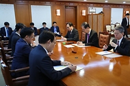 한덕수 대통령 권한대행 국무총리가 3일 세종대로 정부서울청사에서 상호관세 대응 긴급 경제안보전략TF회의를 주재하고 있다.