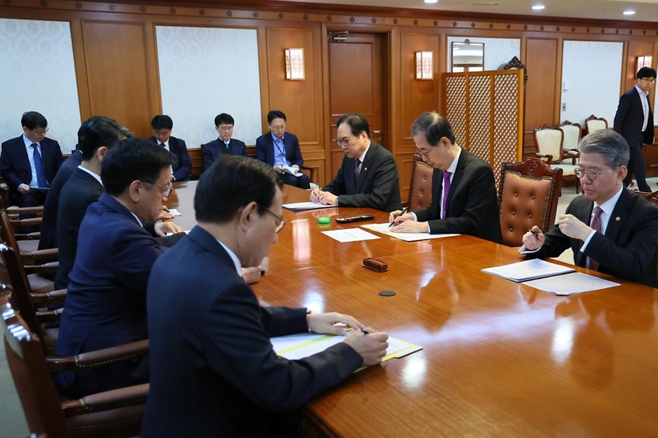 한덕수 대통령 권한대행 국무총리가 3일 세종대로 정부서울청사에서 상호관세 대응 긴급 경제안보전략TF회의를 주재하고 있다.