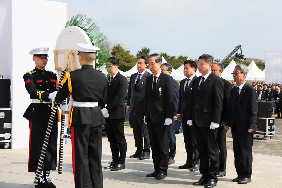 한덕수 대통령 권한대행 국무총리가 3일 제주 4·3 평화공원에서 열린 4·3 희생자 추념식에 참석, 분향 및 추념사를 하고 있다.