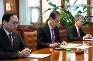 한덕수 대통령 권한대행 국무총리가 3일 세종대로 정부서울청사에서 상호관세 대응 긴급 경제안보전략TF회의를 주재하고 있다.