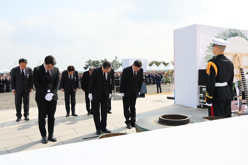 한덕수 대통령 권한대행 국무총리가 3일 제주 4·3 평화공원에서 열린 4·3 희생자 추념식에 참석, 분향 및 추념사를 하고 있다.