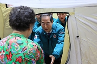 한덕수 대통령 권한대행 국무총리가 2일 경북 영덕군 국민체육센터에 마련된 산불 이재민 대피소를 방문, 의료지원 현장을 점검하고 주민들을 위로하고 있다.