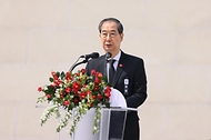 한덕수 대통령 권한대행 국무총리가 3일 제주 4·3 평화공원에서 열린 4·3 희생자 추념식에 참석, 분향 및 추념사를 하고 있다.