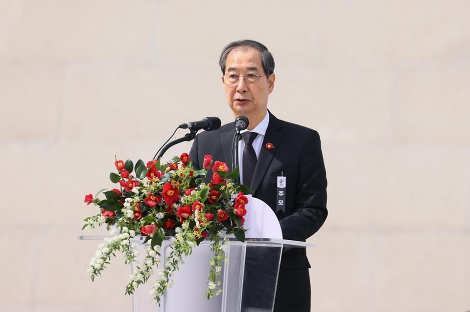 한덕수 대통령 권한대행 국무총리가 3일 제주 4·3 평화공원에서 열린 4·3 희생자 추념식에 참석, 분향 및 추념사를 하고 있다.