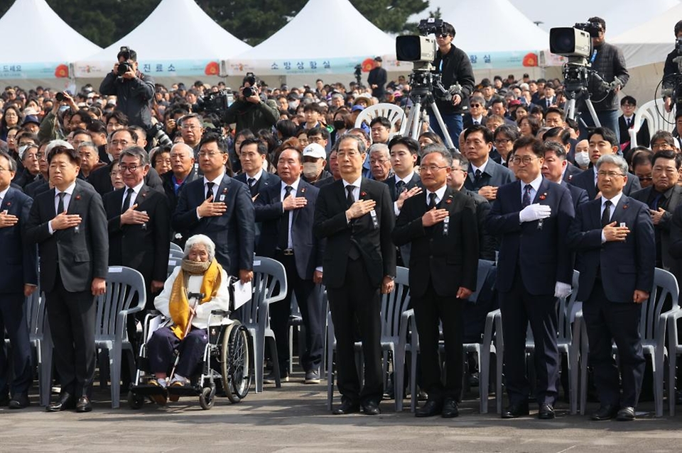 한덕수 대통령 권한대행 국무총리가 3일 제주 4·3 평화공원에서 열린 4·3 희생자 추념식에 참석, 분향 및 추념사를 하고 있다.