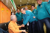 한덕수 대통령 권한대행 국무총리가 2일 경북 영덕군 국민체육센터에 마련된 산불 이재민 대피소를 방문, 의료지원 현장을 점검하고 주민들을 위로하고 있다.