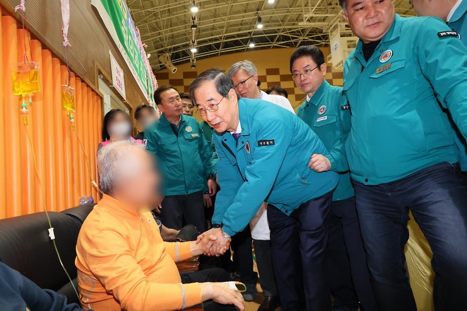 한덕수 대통령 권한대행 국무총리가 2일 경북 영덕군 국민체육센터에 마련된 산불 이재민 대피소를 방문, 의료지원 현장을 점검하고 주민들을 위로하고 있다.