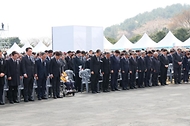 한덕수 대통령 권한대행 국무총리가 3일 제주 4·3 평화공원에서 열린 4·3 희생자 추념식에 참석, 분향 및 추념사를 하고 있다.
